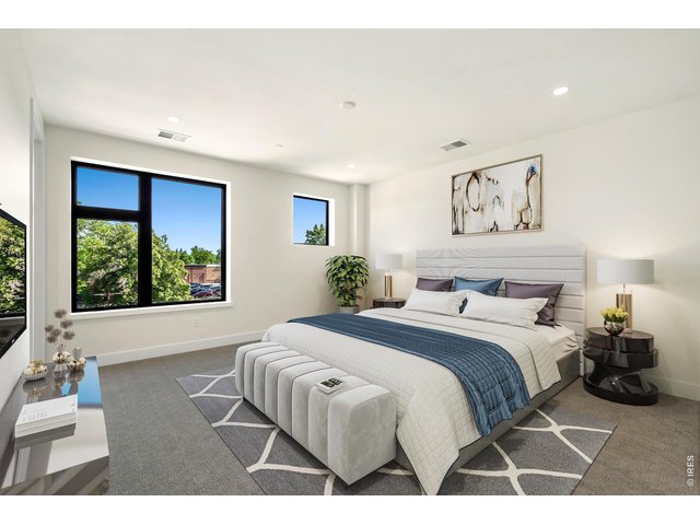 Property Photo 15 Large primary bedroom