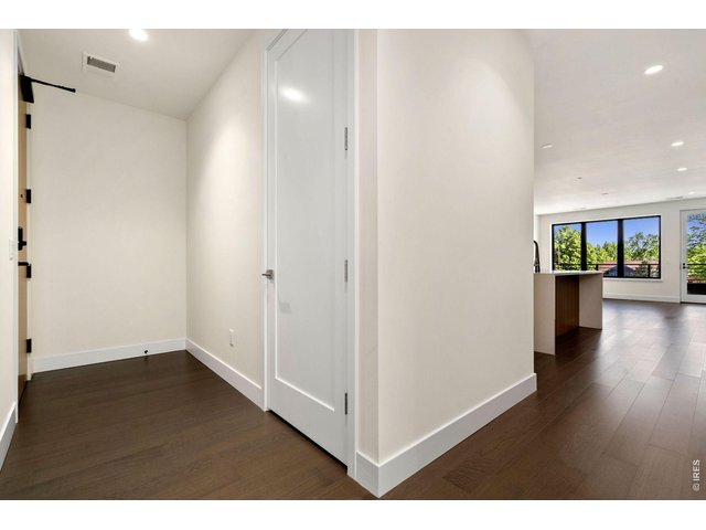 Property Photo 13 Entryway