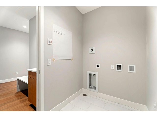 Property Photo 21 Laundry room