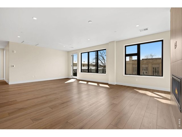 Property Photo 9 Modern, expansive space