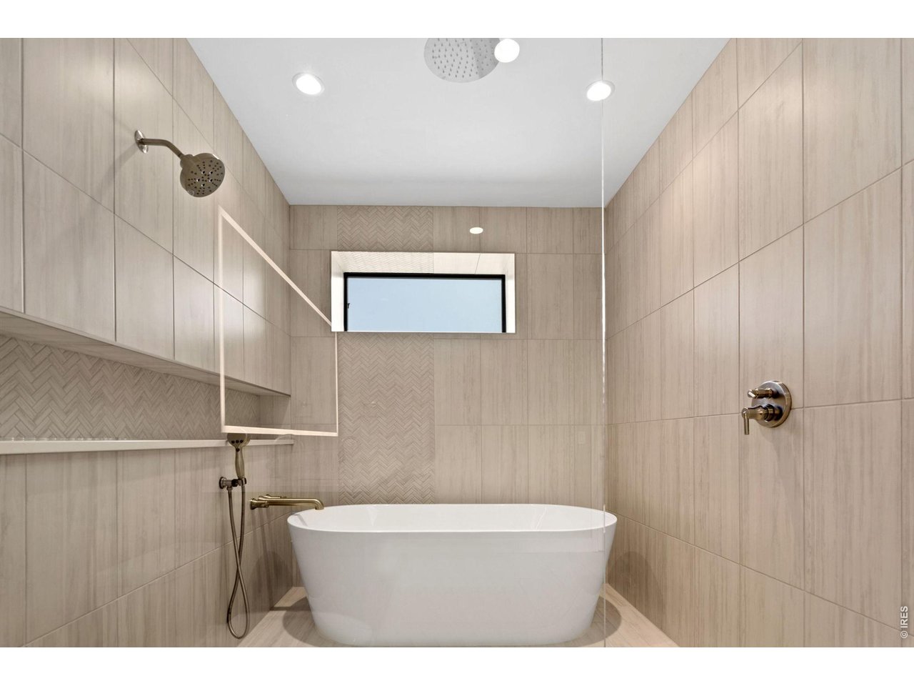 Privacy window in 5 piece primary ensuite