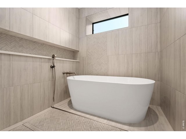 Property Photo 18 Modern standalone tub