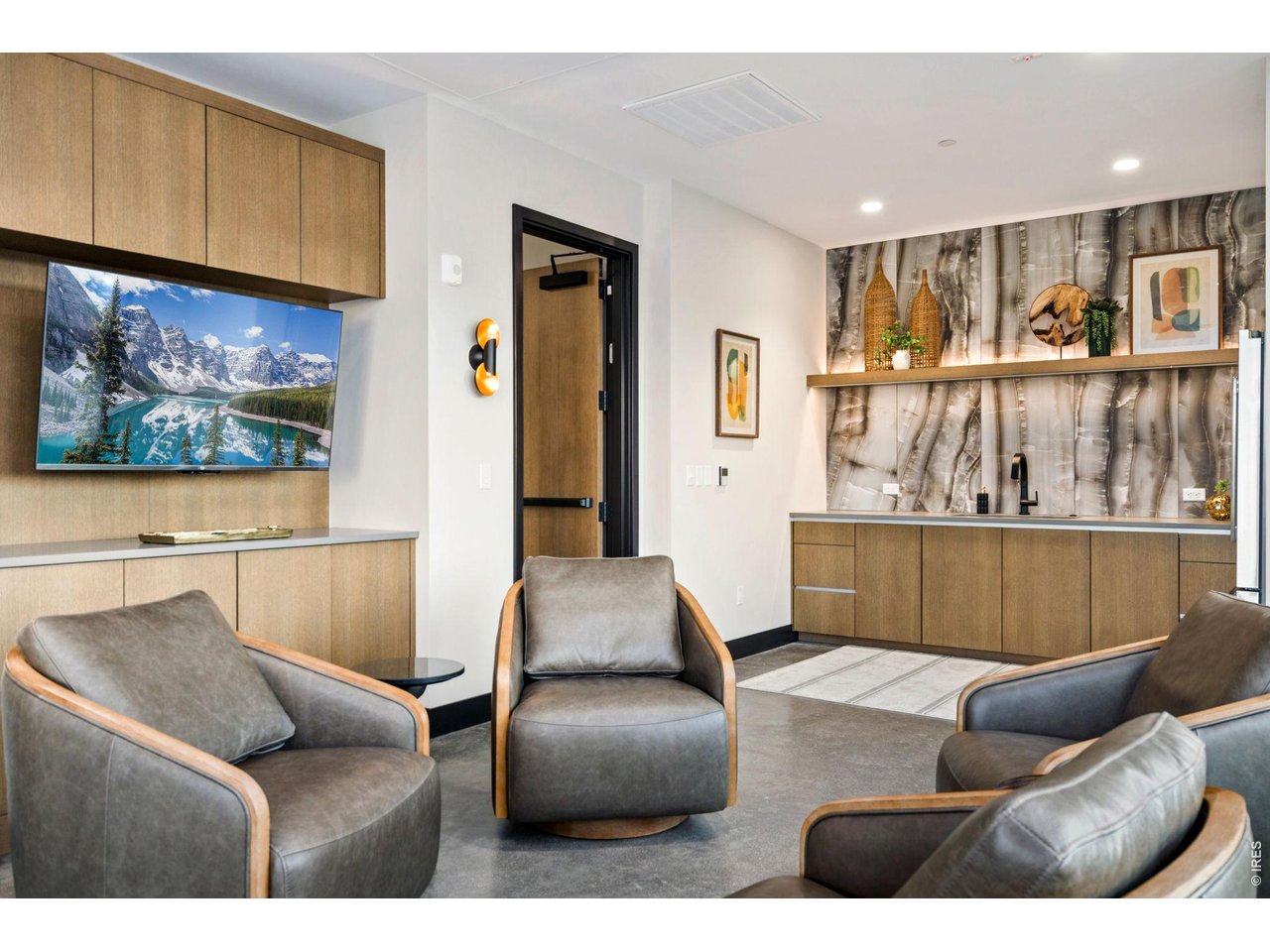 Gorgeous and comfortable common space