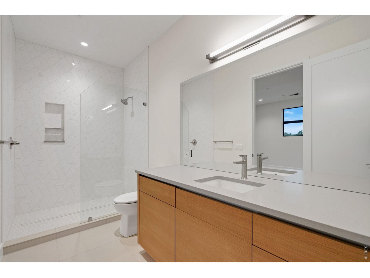 Full bath 2nd bedroom ensuite