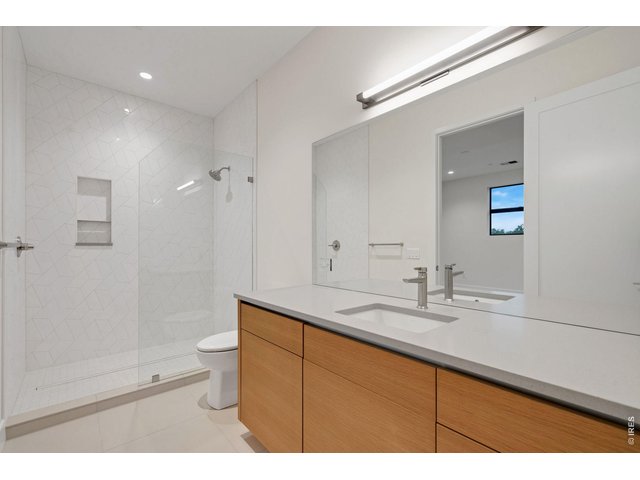 Property Photo 18 Full bath 2nd bedroom ensuite