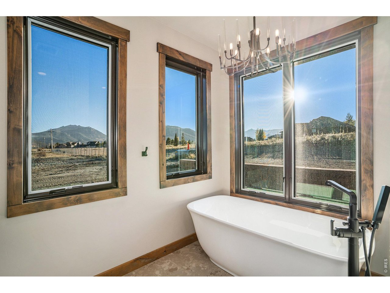 Free standing soaker tub