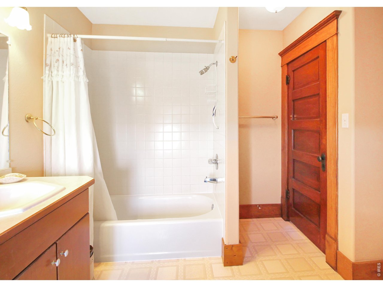 Property Photo 26 Upstairs full bathroom