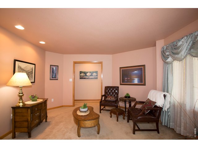 Property Photo 6 Living room