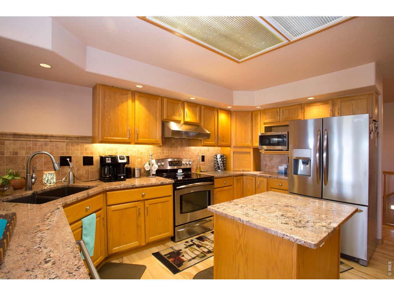 Property Photo 9 Tons of counterspace!