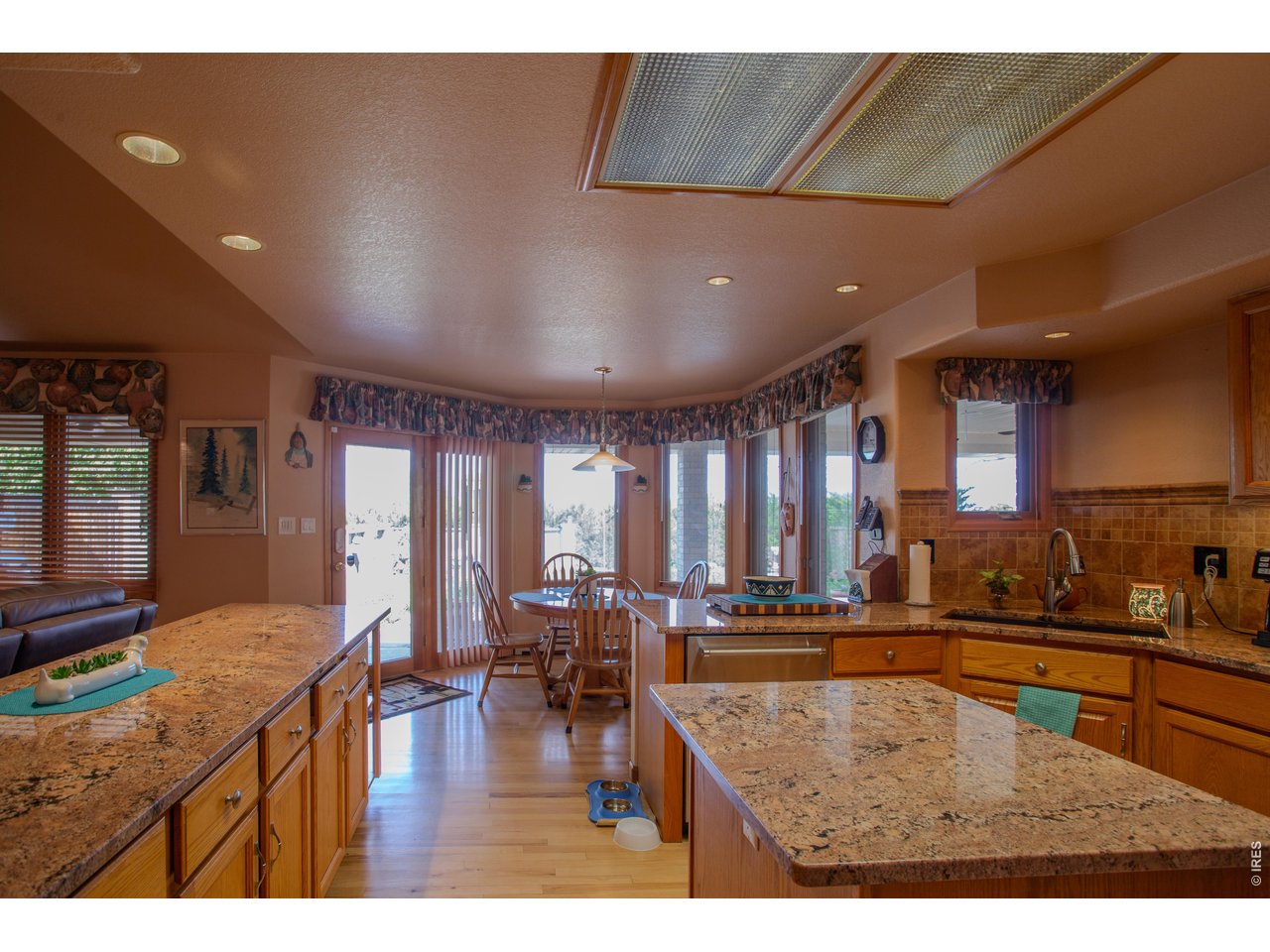 Property Photo 10 Casual dining right where you need it, and open to the familiy room as well!