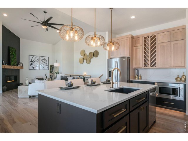 Property Photo 8 Large Center Island with Slab Quartz Counters
