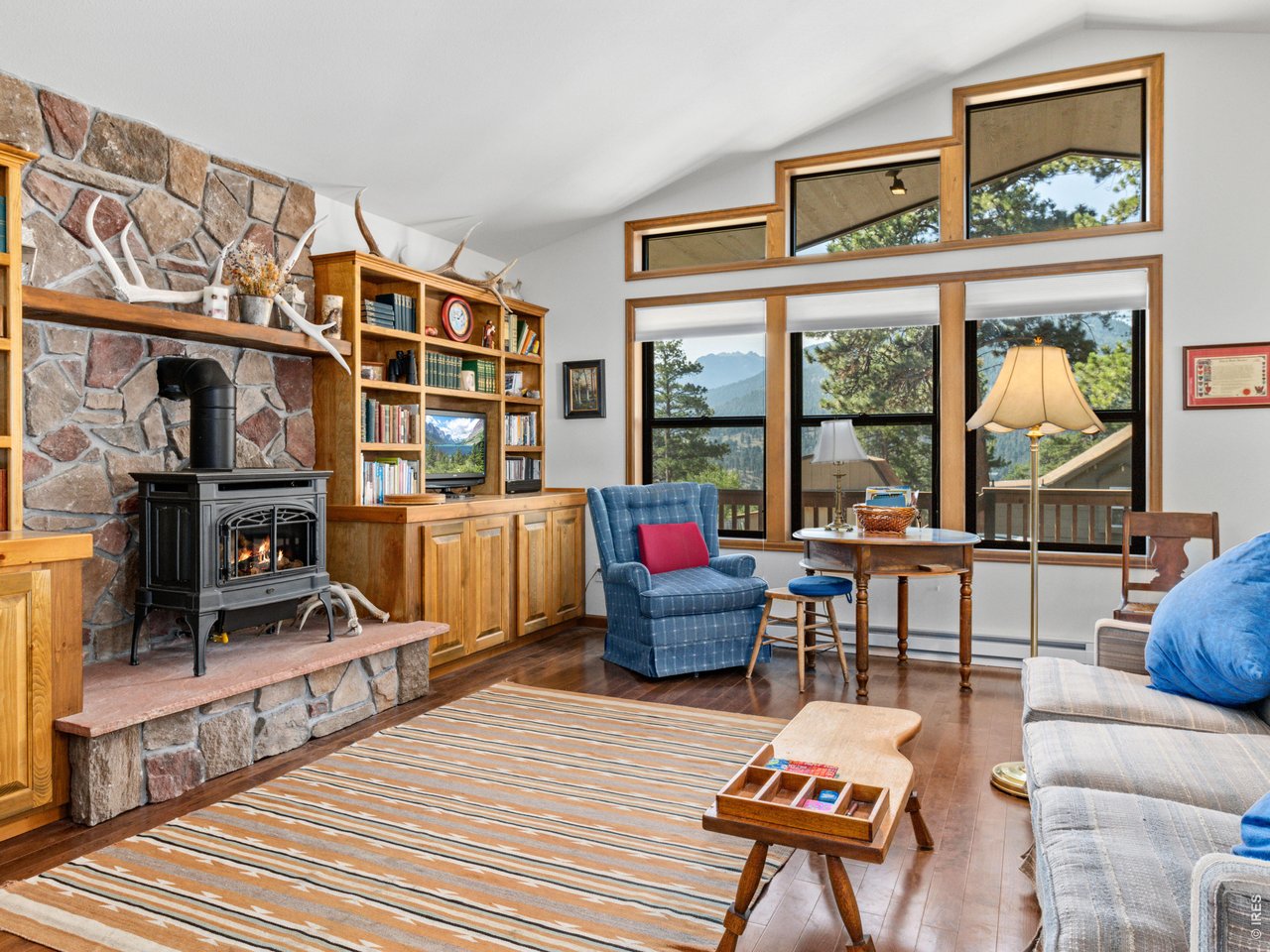 Bright living area to cozy up or entertain