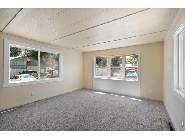 Property Photo 13 Great entertaining space for family and friends to enjoy. 