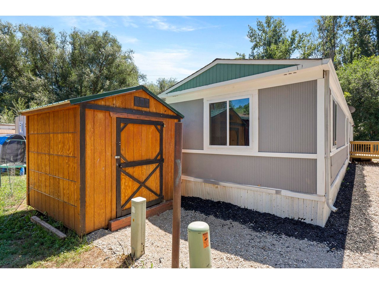 Comes with a shed in back for tools/storage. 