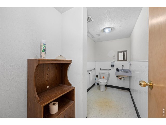 Property Photo 18 Shared bath for salon and accountant