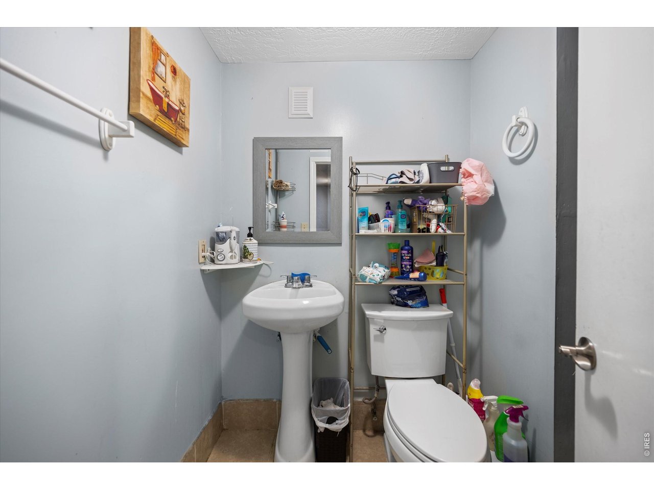 Property Photo 22 Apartment bath