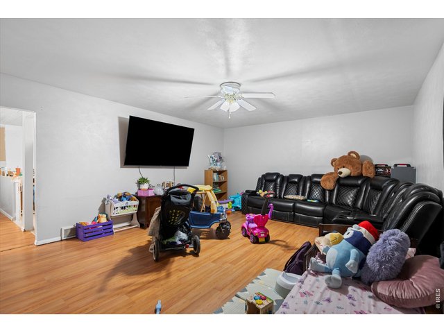 Property Photo 25 Family room for apartment 