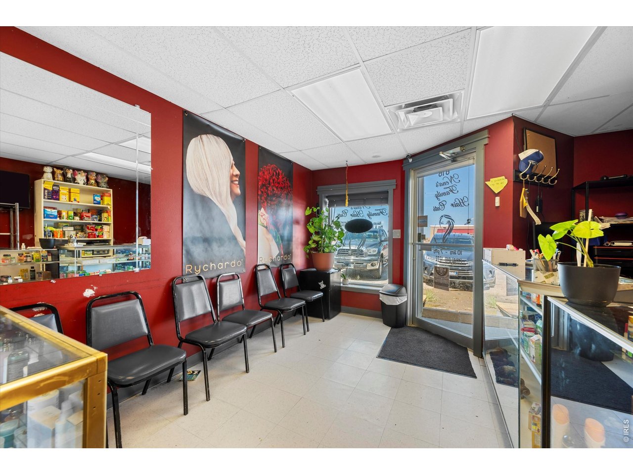 Property Photo 30 Salon waiting room 