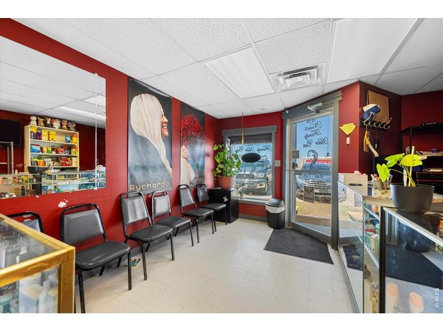 Property Photo 30 Salon waiting room 