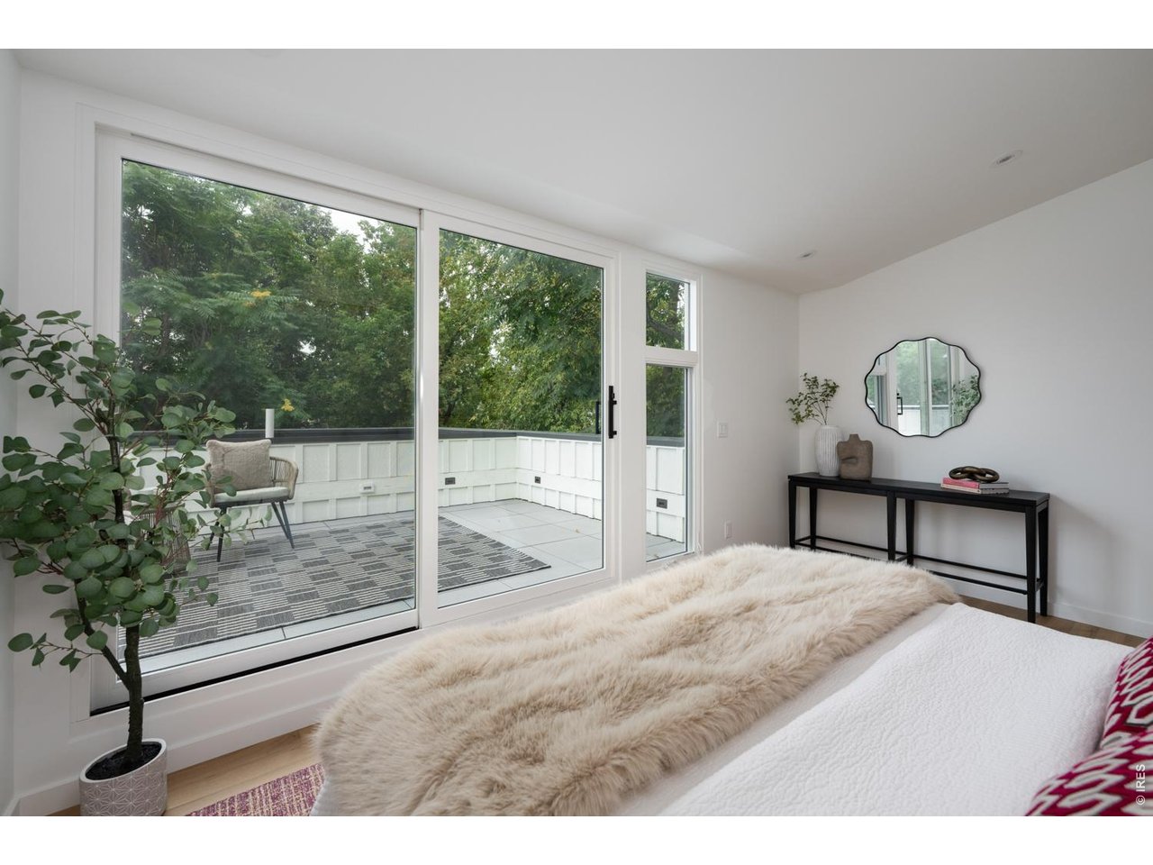 Private primary suite balcony