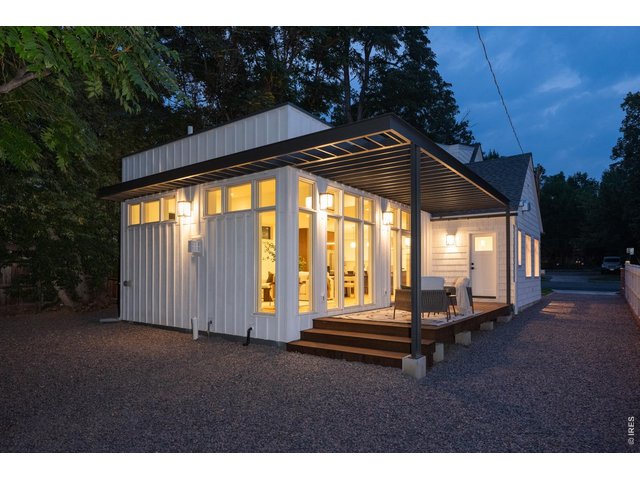 Property Photo 2 Seamless indoor/outdoor living spaces.