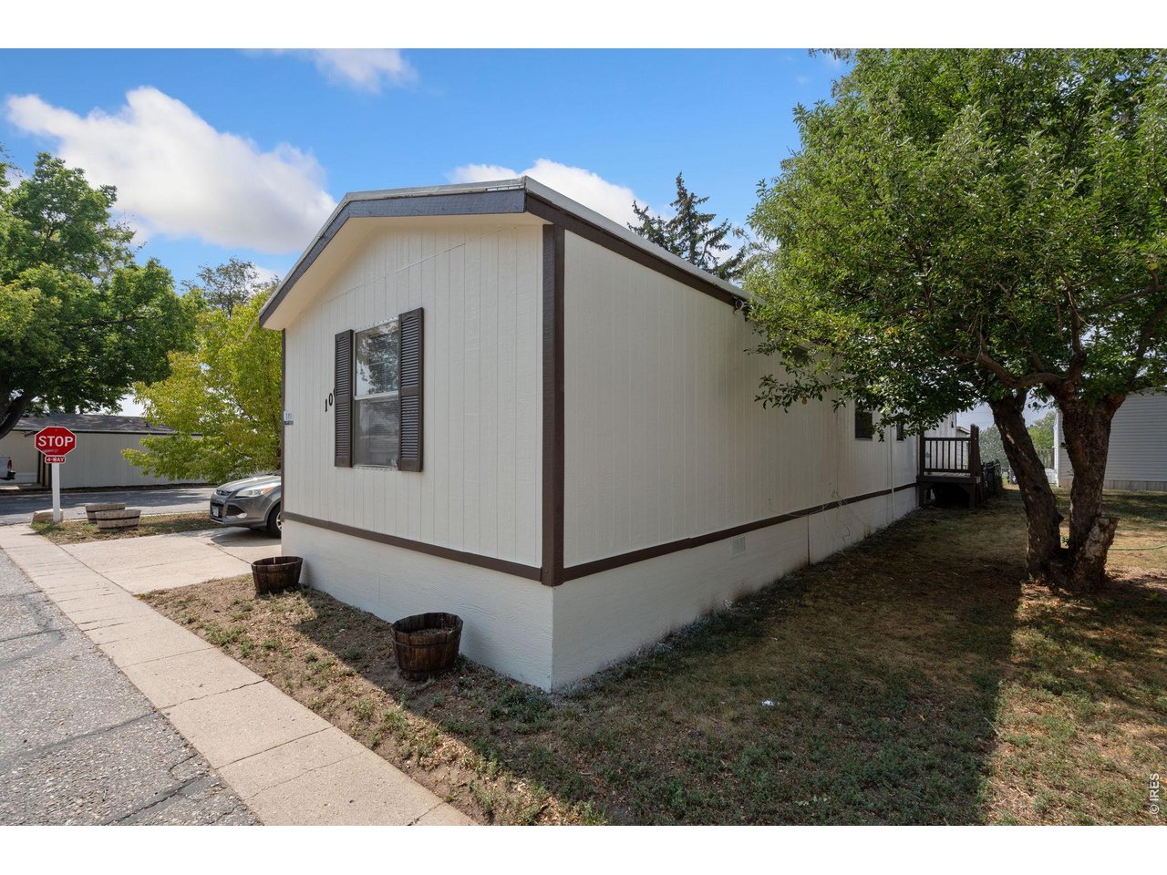 Fresh exterior paint. 2 Car driveway.