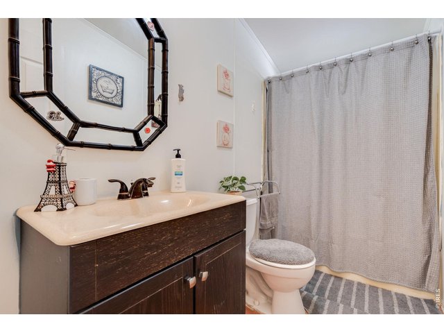 Property Photo 14 Shared full bathroom. 