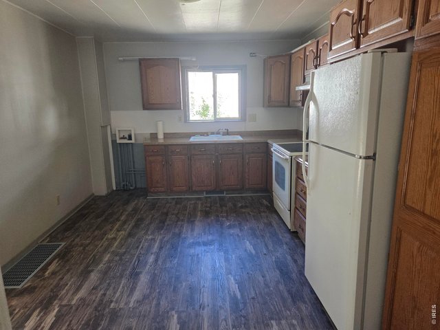 Property Photo 10 kitchen
