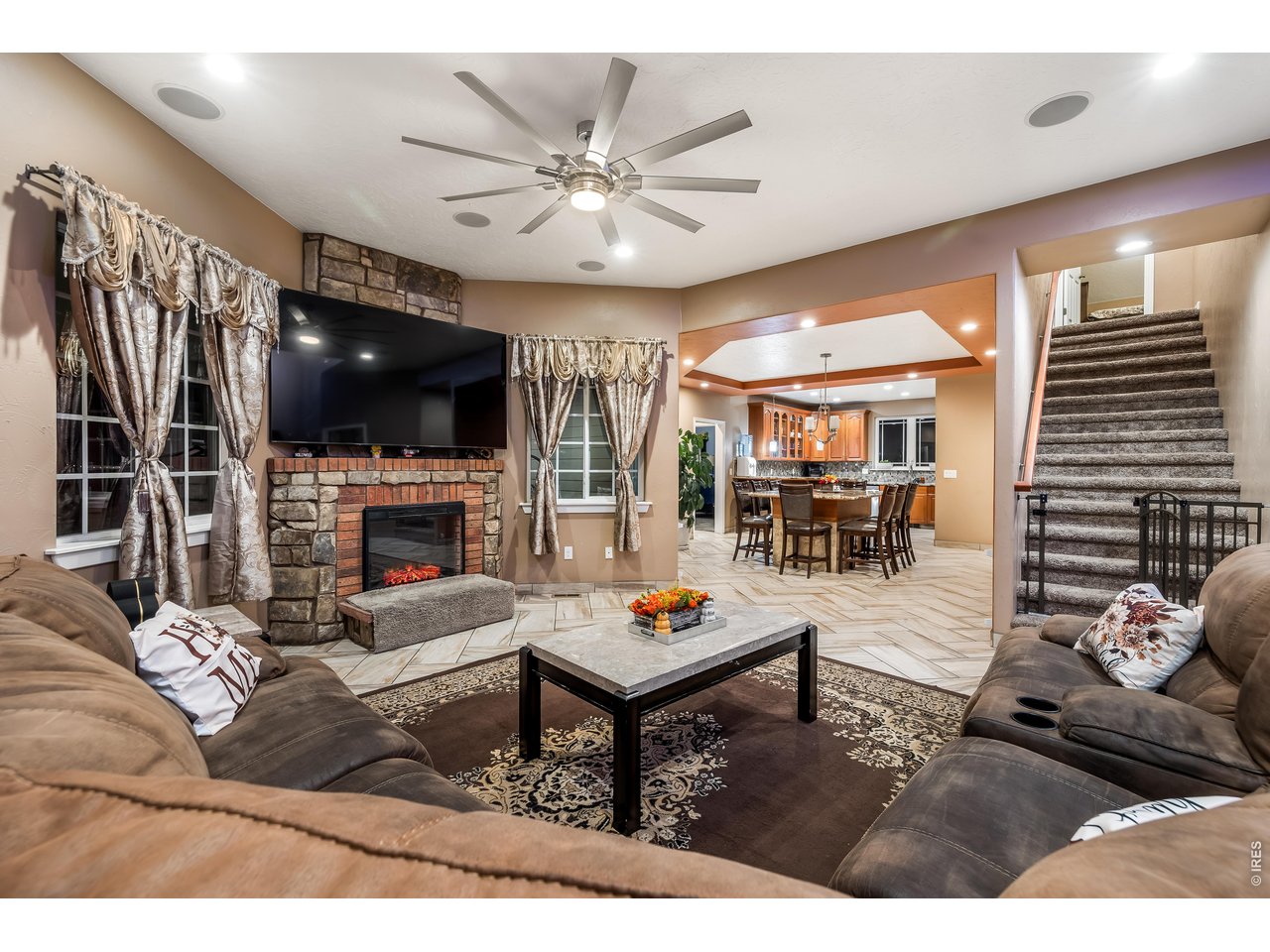 Cozy Living room with Fireplace