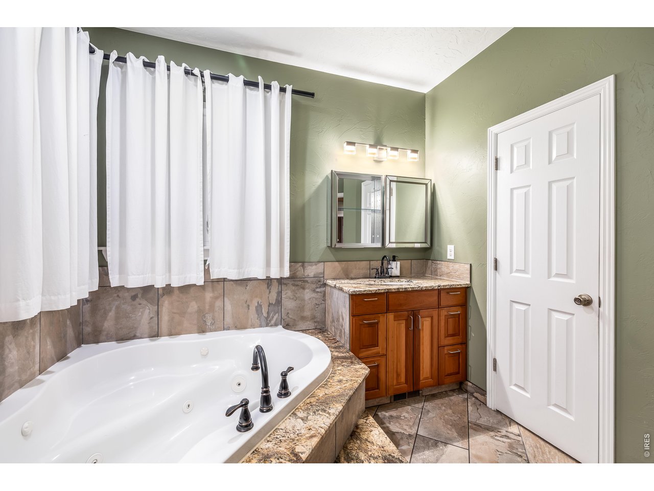 Primary En-suite Bathroom