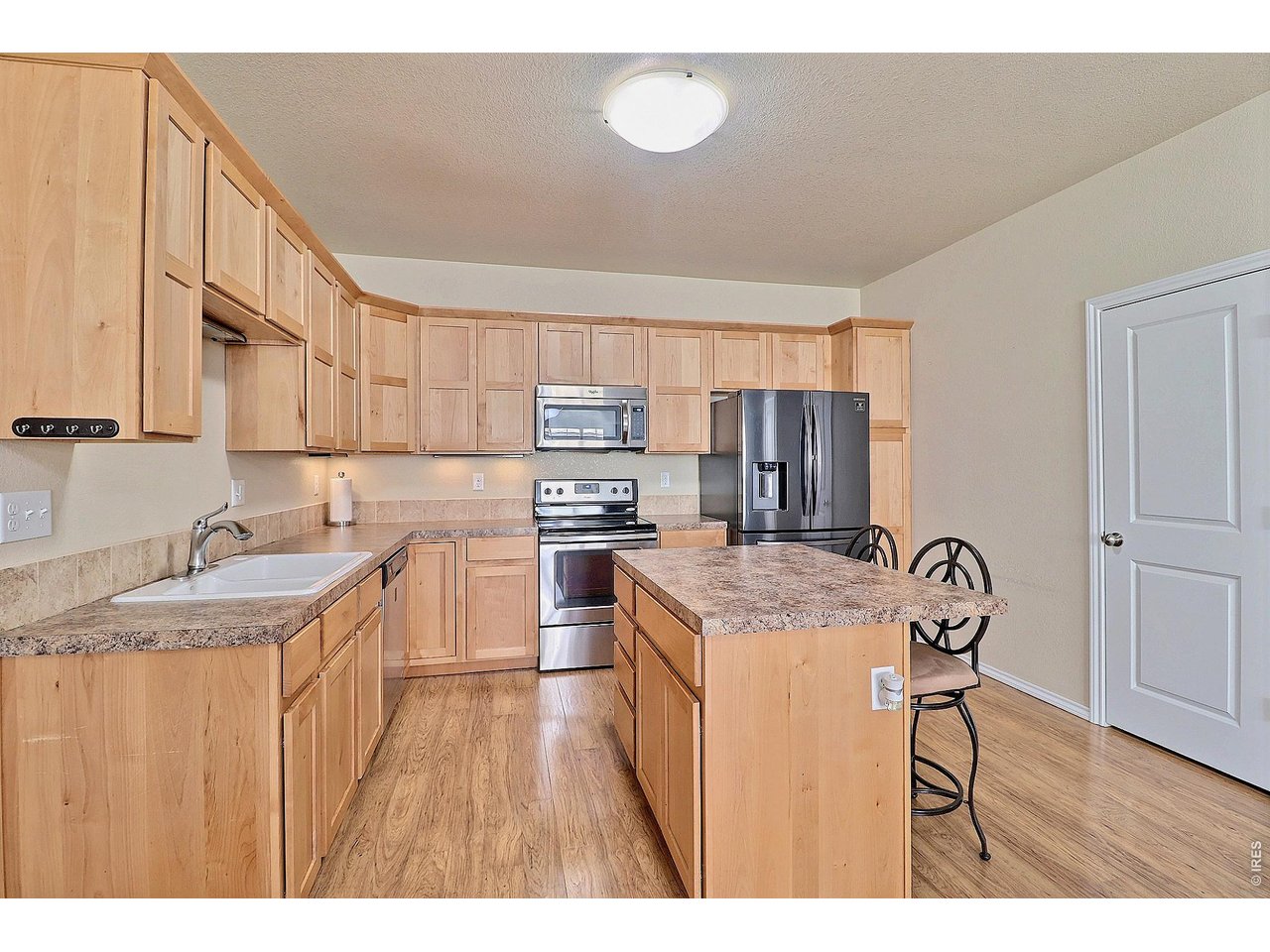 Kitchen Island/Breakfast Bar