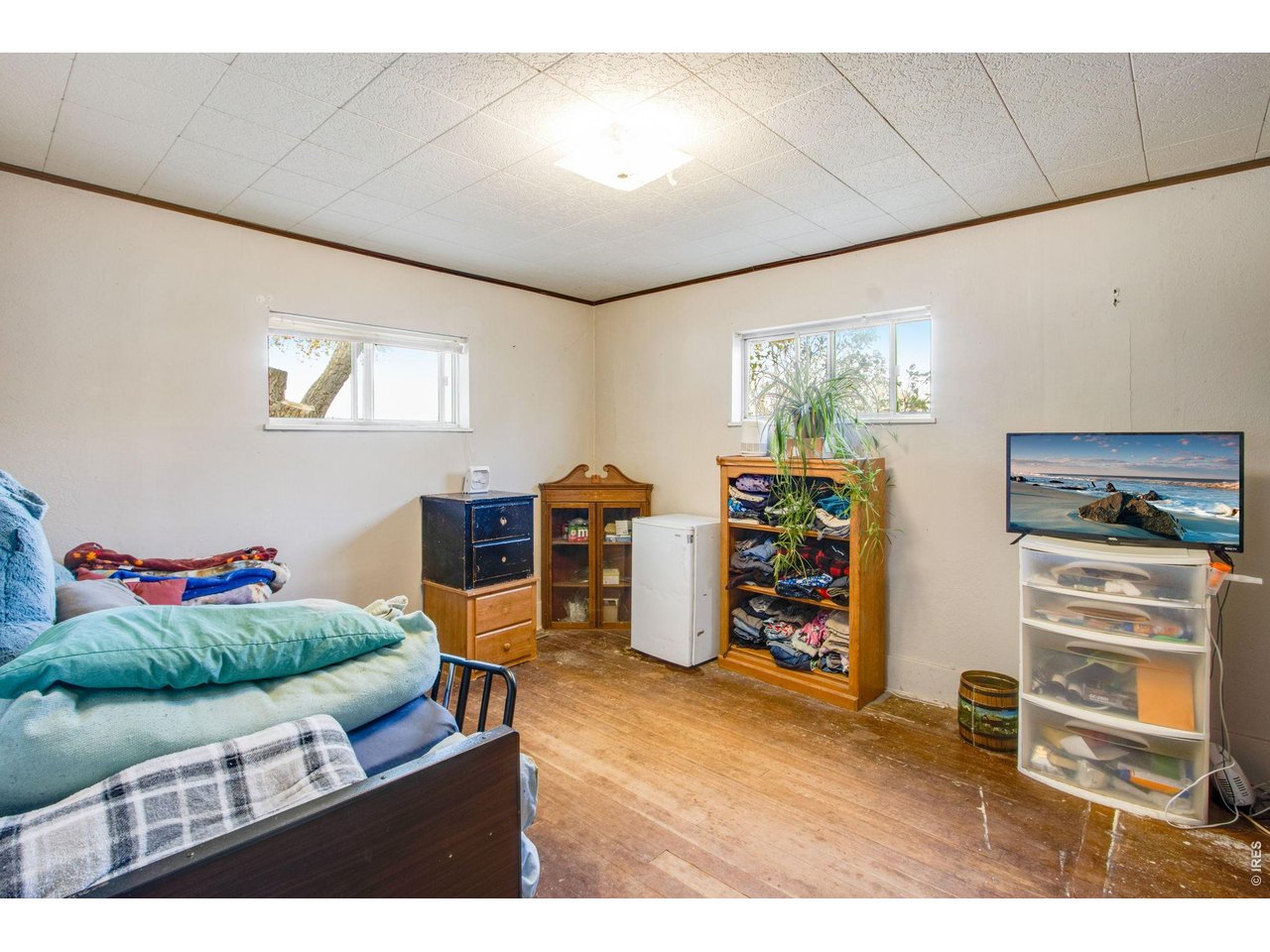 13x11 Primary bedroom with west and north facing windows