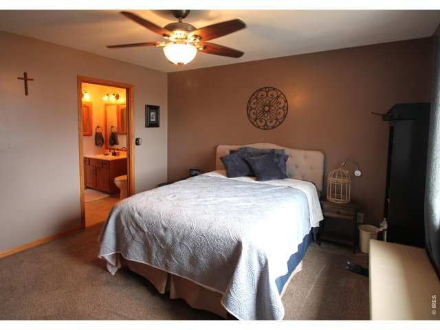 Property Photo 17 Primary bedroom