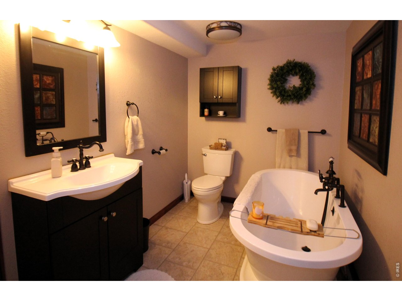 Property Photo 31 Basement bath with soaker tub!