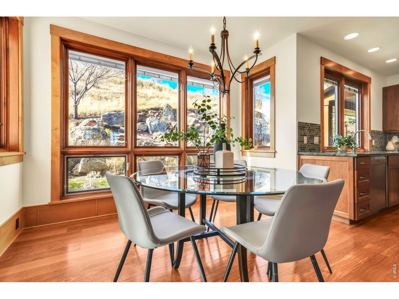 Informal Dining with Nature at Your Doorstep
