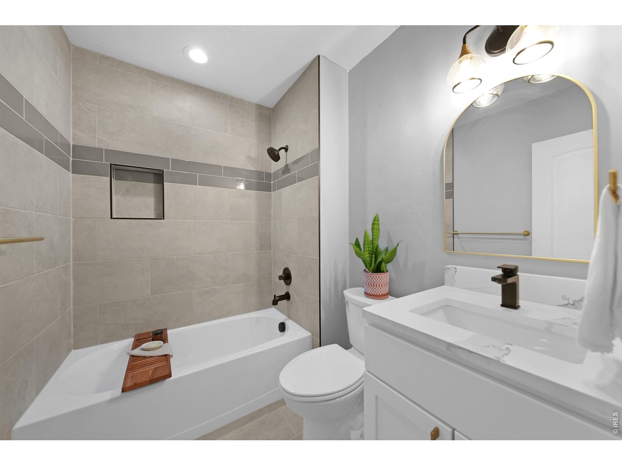 Main full bathroom