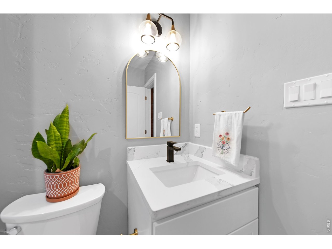 Main full bathroom view 2