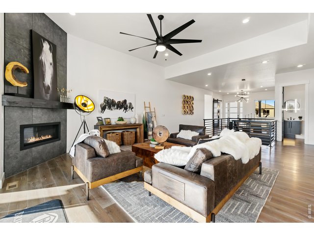 Property Photo 8 Large Great Room 12' Ceiling! 