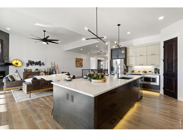 Property Photo 11 Jumbo Kitchen Island 