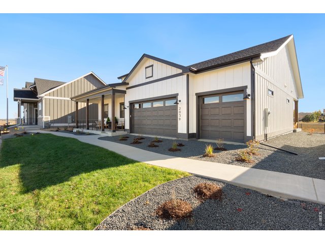 Property Photo 4 Amazing 5-Car Tandem Attached Garage