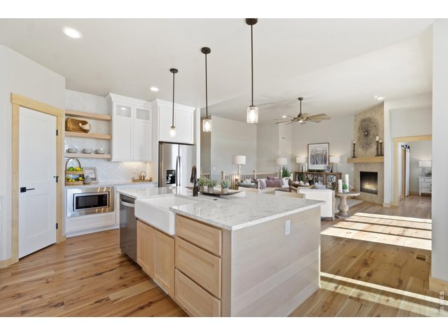 Property Photo 10 Large Center Island with Quartz Counters