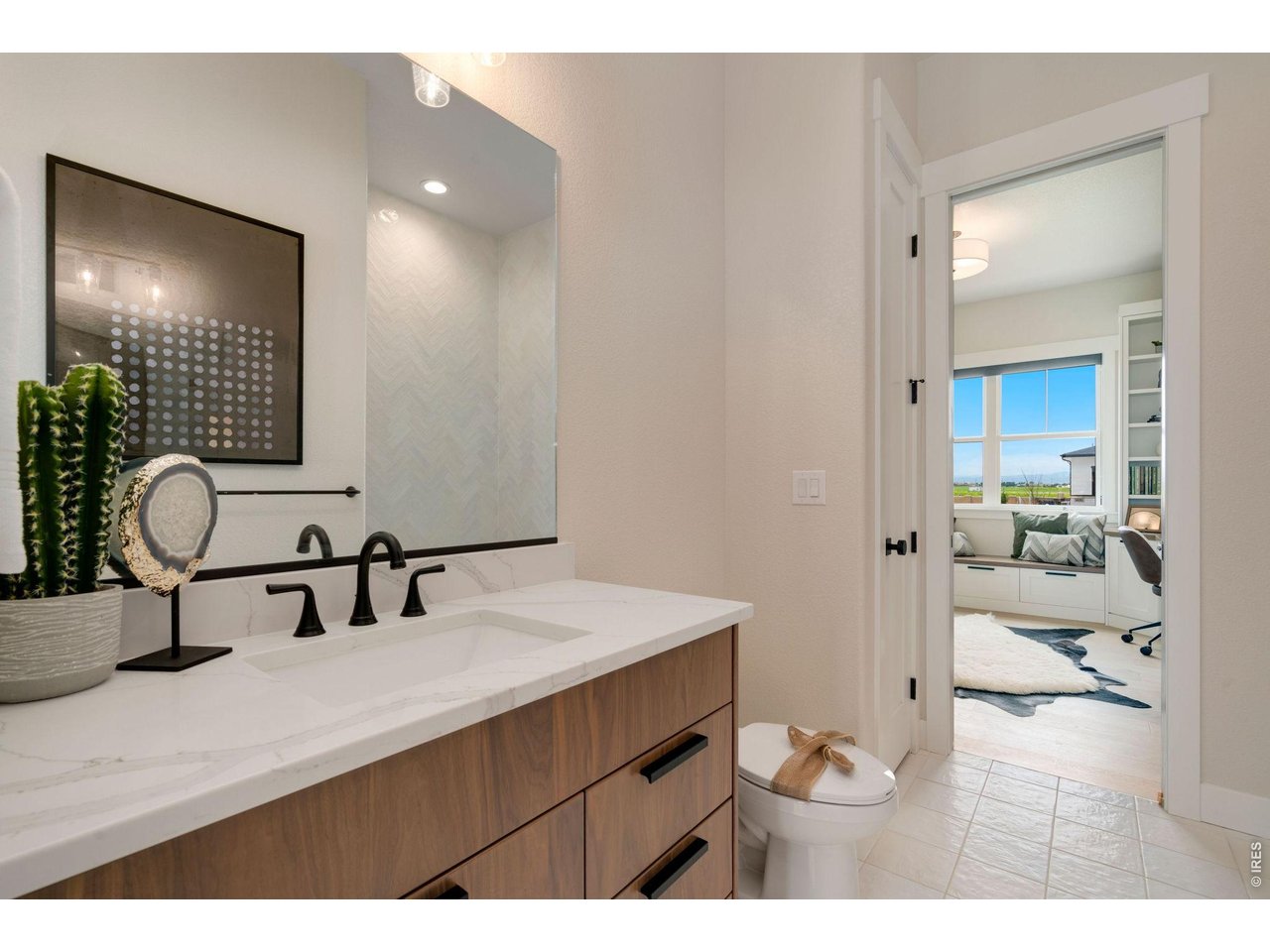 Jack-n-Jill bath on Main