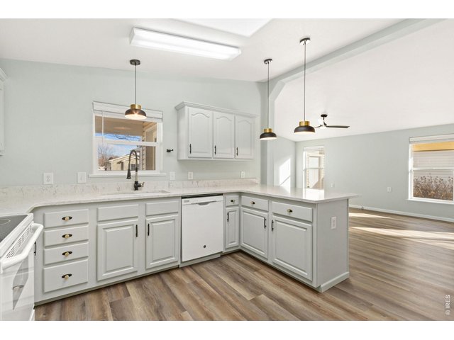 Property Photo 7 All kitchen appliances included.