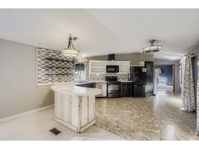 Property Photo 8 Eat-in kitchen