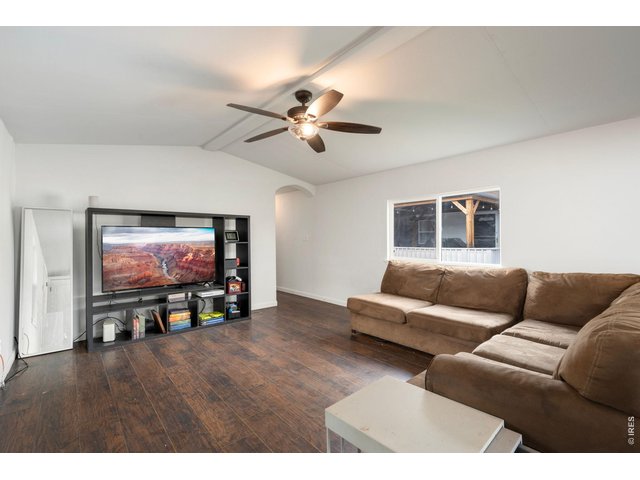 Property Photo 3 Great sized living room.