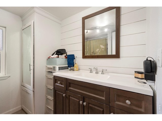 Property Photo 12 Shared bathroom in hallway.