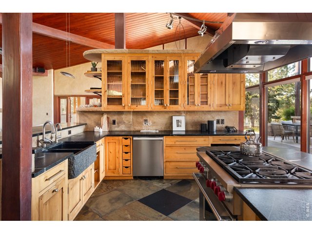 Property Photo 13 Top-of-the-line appliances 
