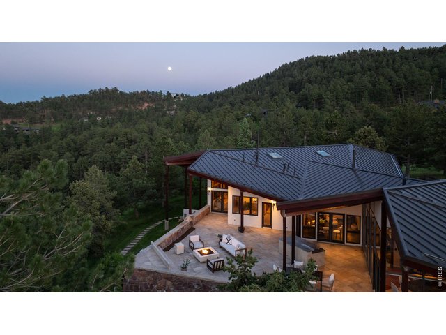 Property Photo 4 Entertain year round with this fully equipped outdoor kitchen and living space. 
