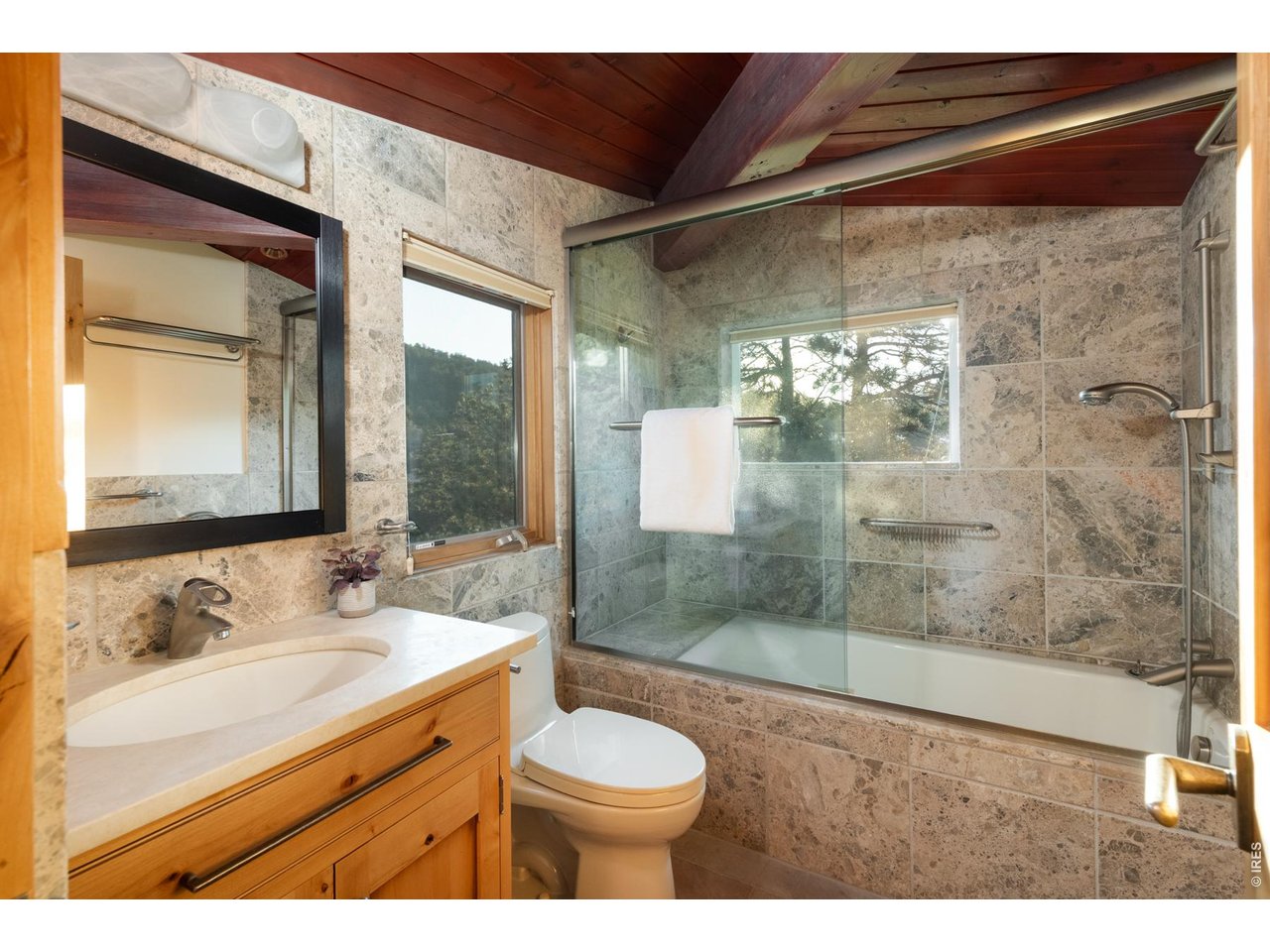Limestone bath countertops 