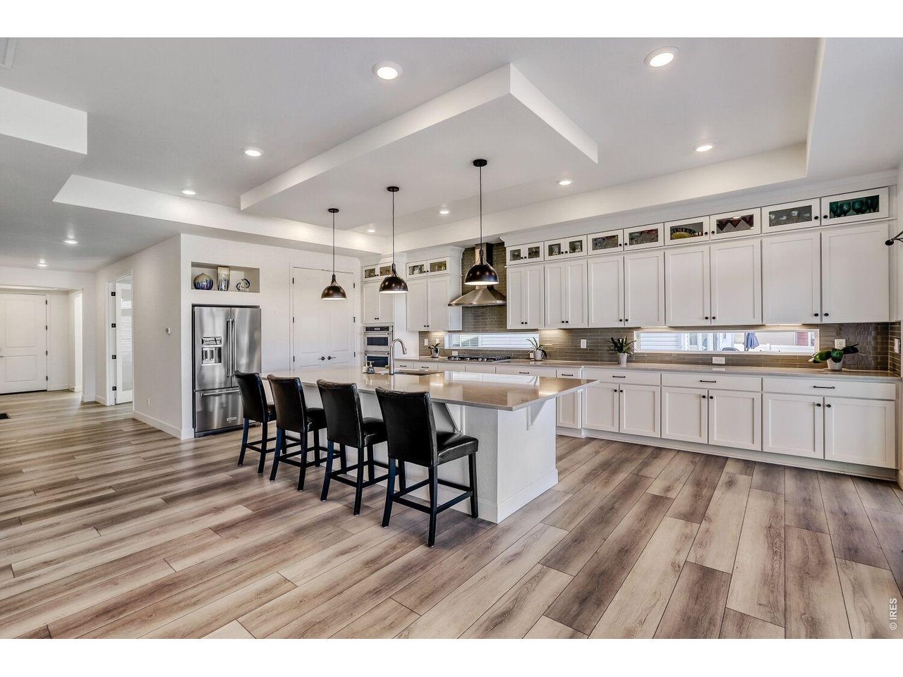 Large eat-in Kitchen Island